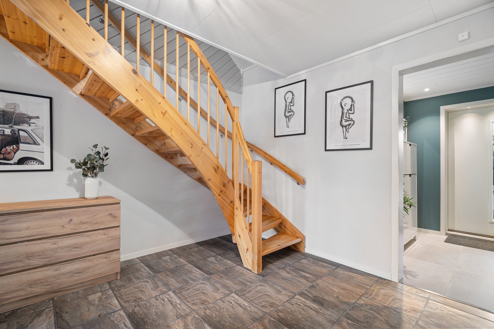 Du møtes av en stor entrè og flott inngangsparti.