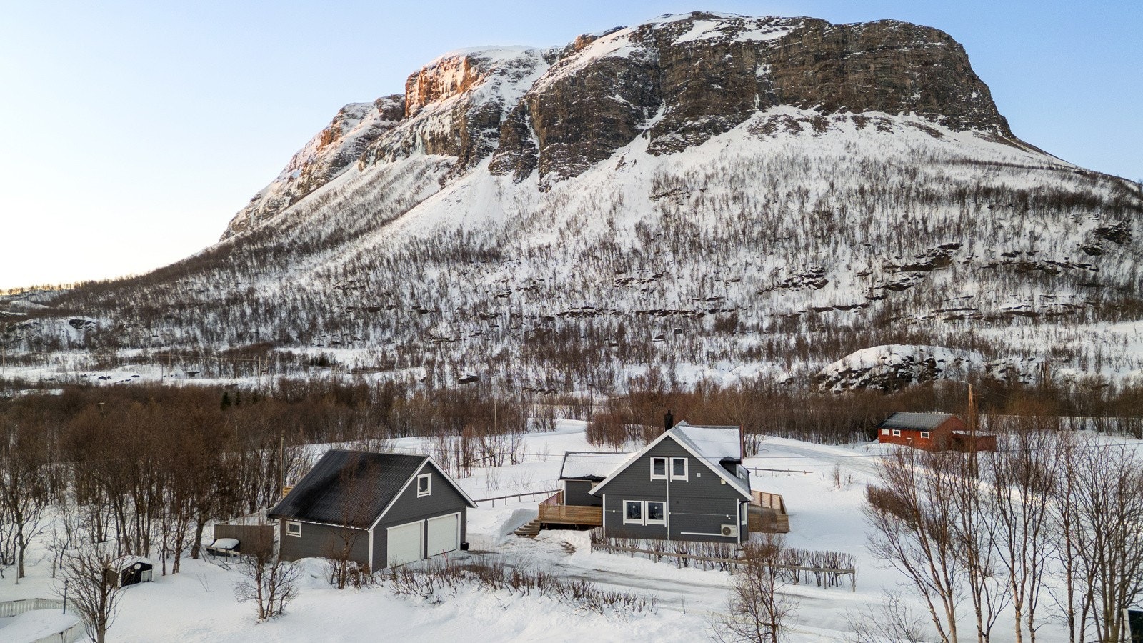 Innholdsrik familiebolig i vakre omgivelser på Hamneidet.