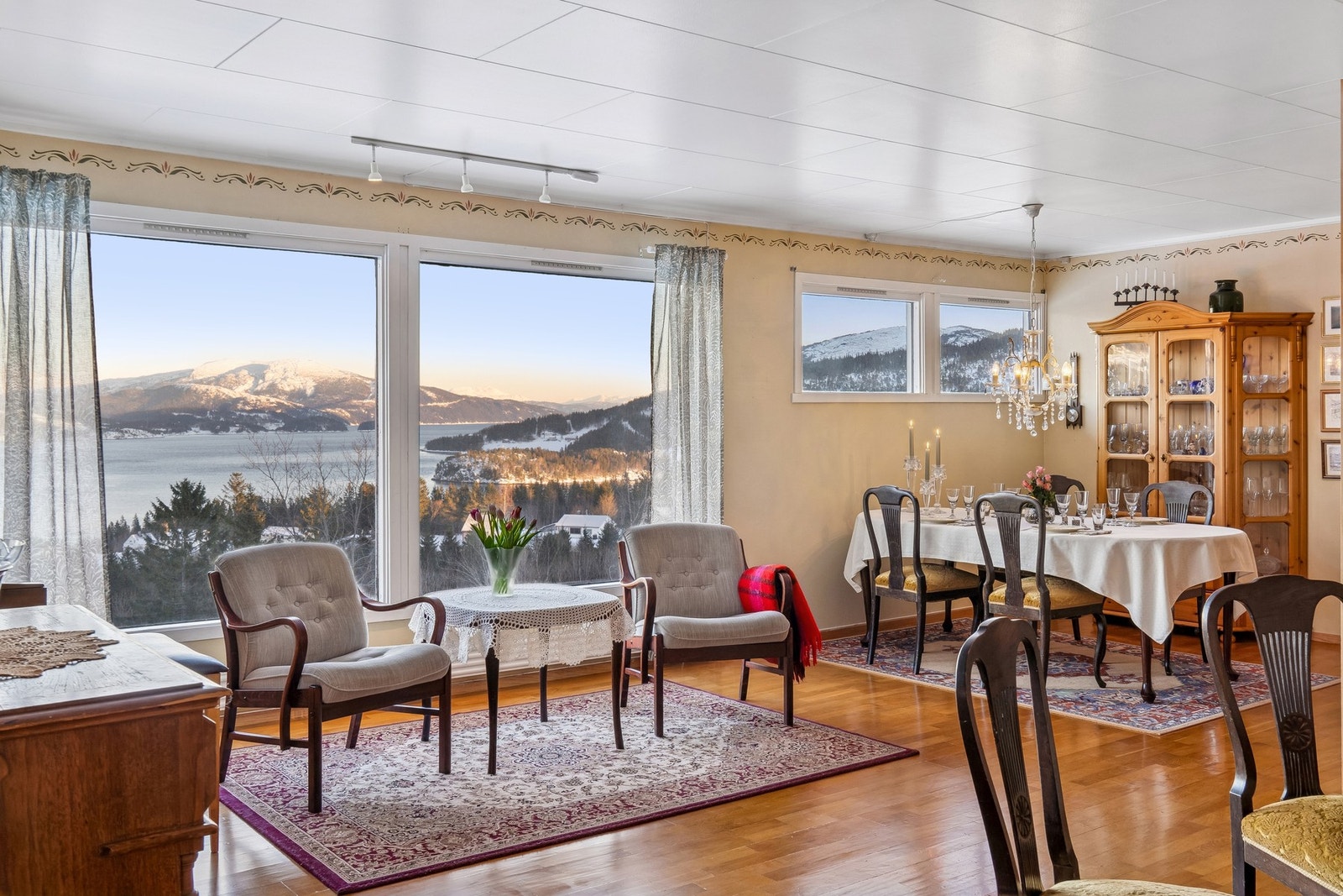 Stuen har store vindusflater som slipper inn rikelig med lys og gir flott utsikt. Galleribilde