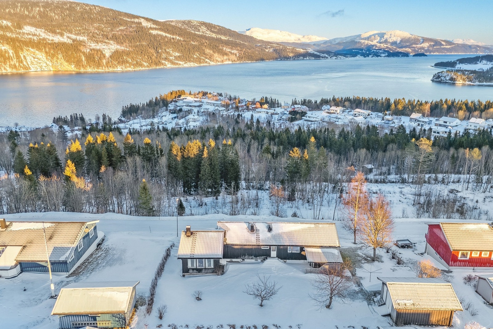 Innholdsrik enebolig med stort potensial! 4 soverom, 3 bad, rikelig med bodplass og garasje! Galleribilde