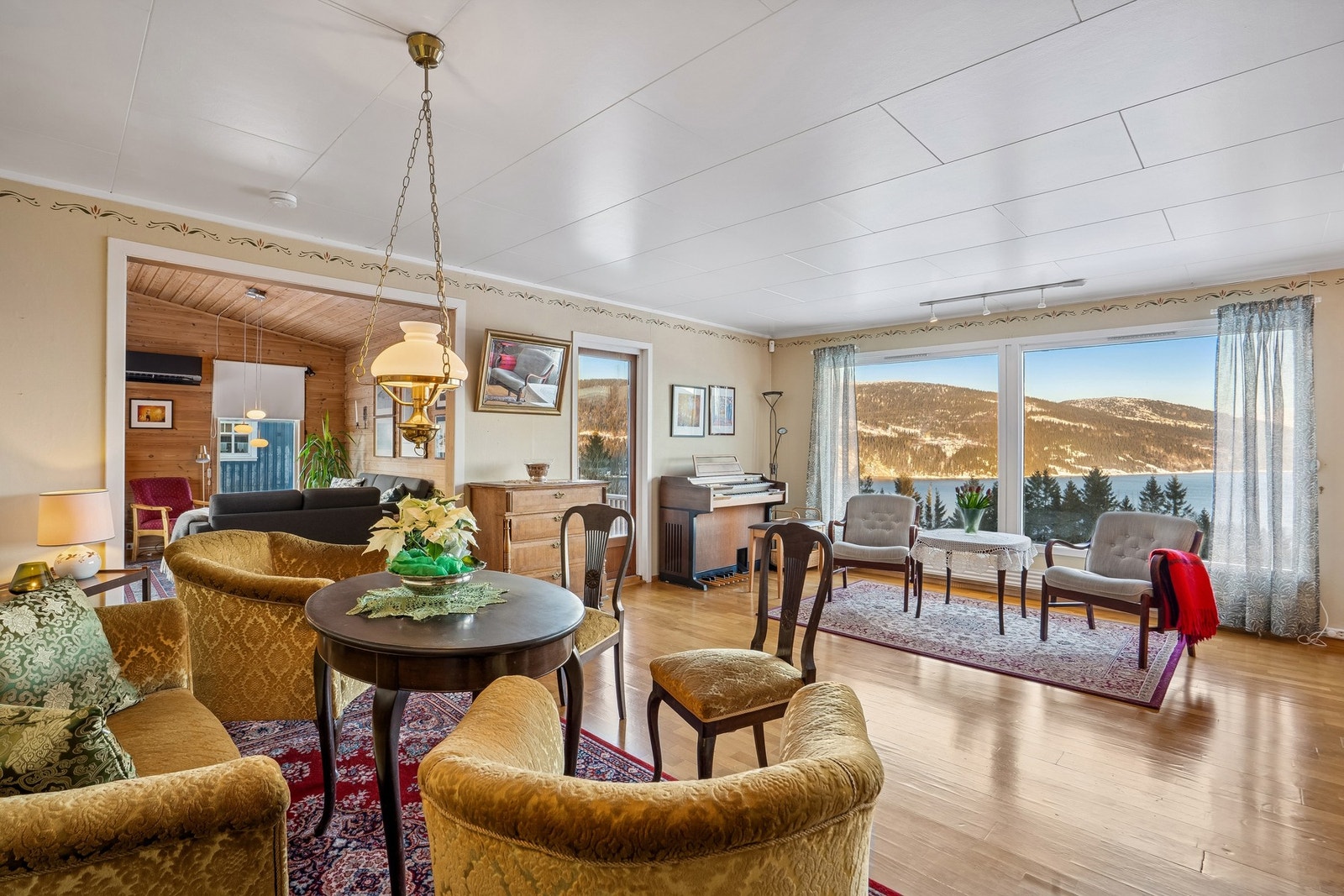 Boligen byr på flere stuer og luftige oppholdsrom. Galleribilde