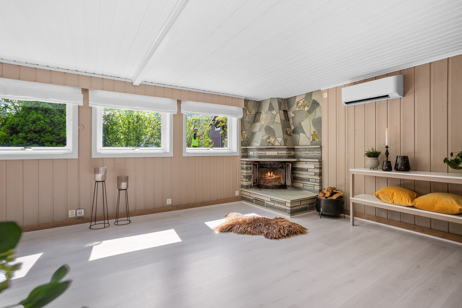 Kjellerstue med koslig peis. Galleribilde