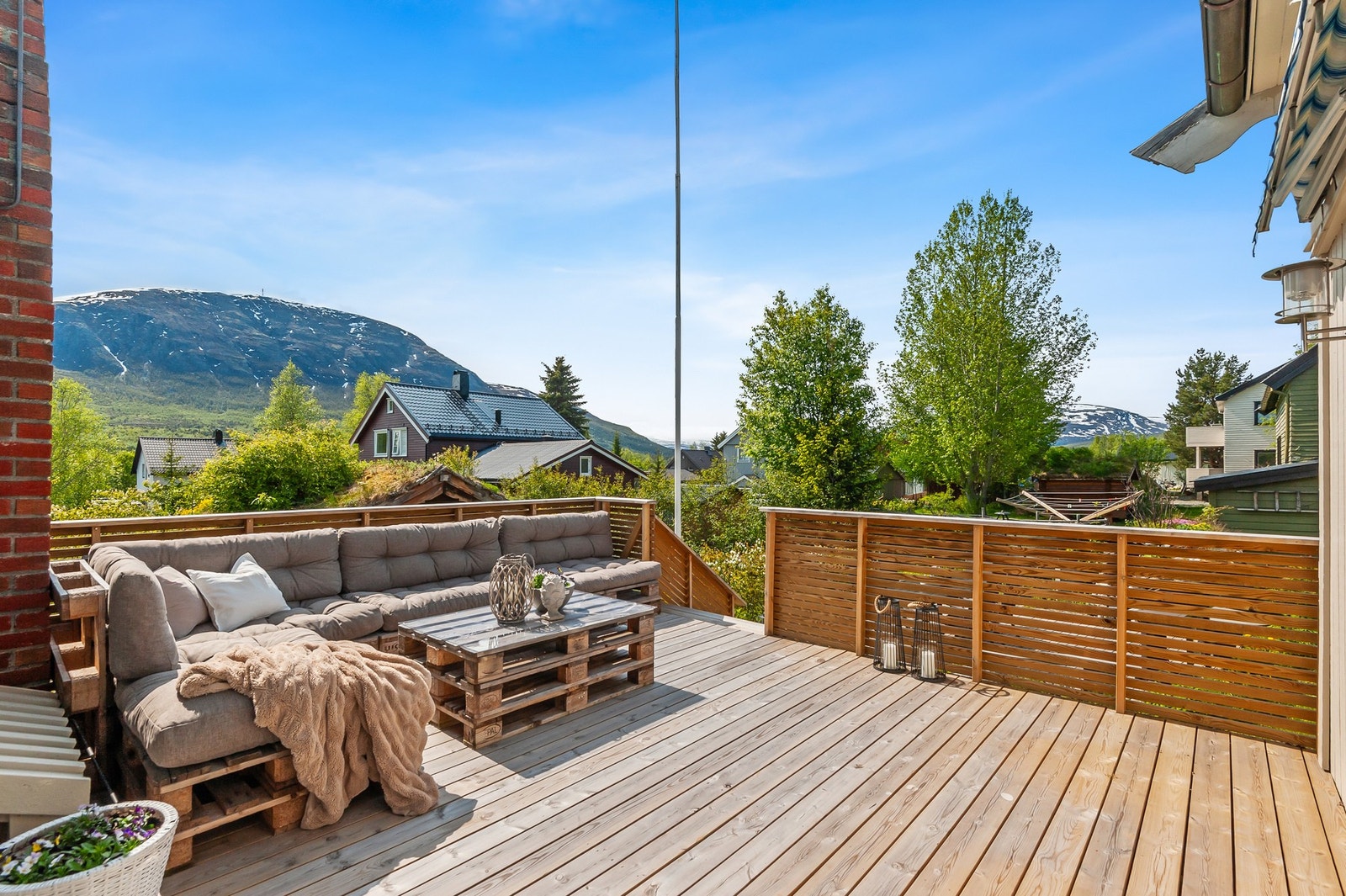 Fra verandaen har man gode solforhold og flott utsikt mot Almannberget. Galleribilde