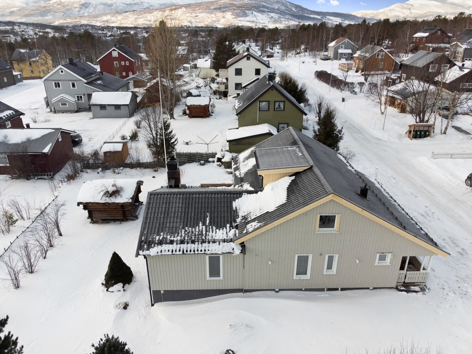 I desember 2025 ble det lagt nutt tak på huset. Galleribilde