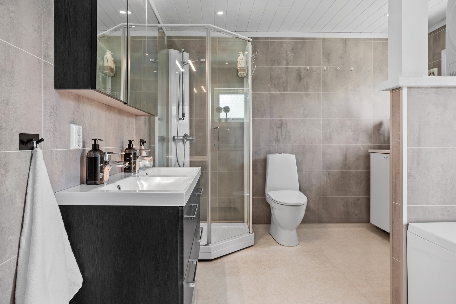 Stort bad med wc, servantskap, dusjkabinett og badekar. Galleribilde