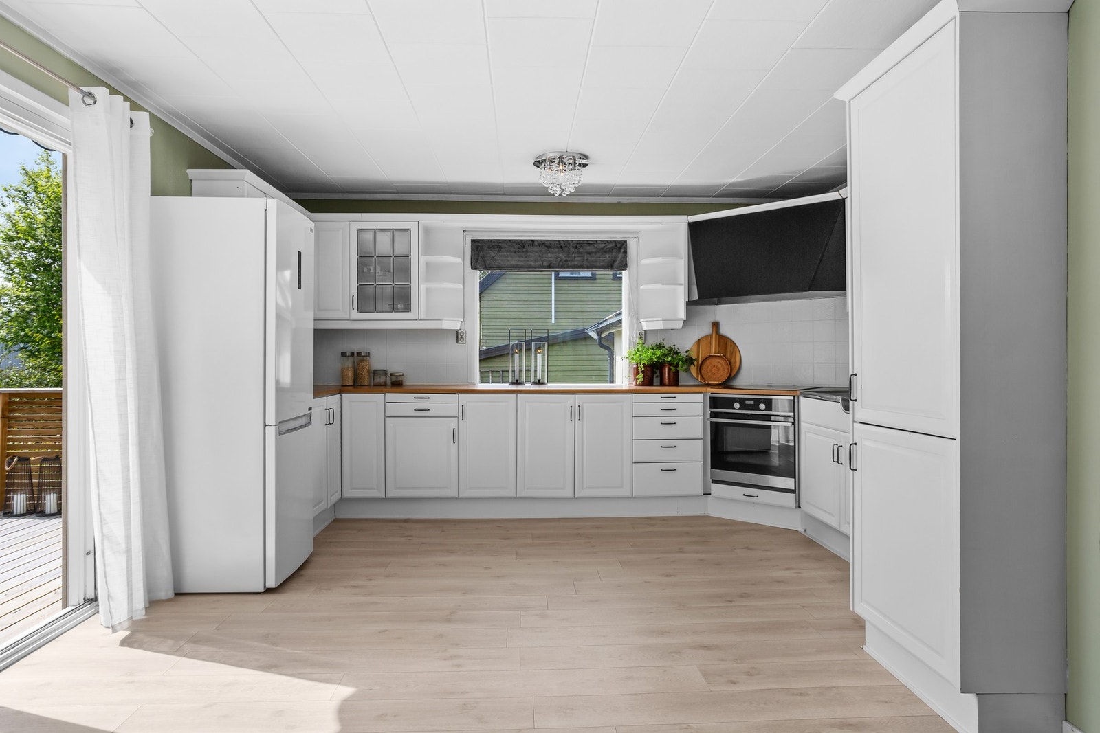 Det er et stort kjøkken med godt med skapplass og integrerte hvitevarer. Galleribilde