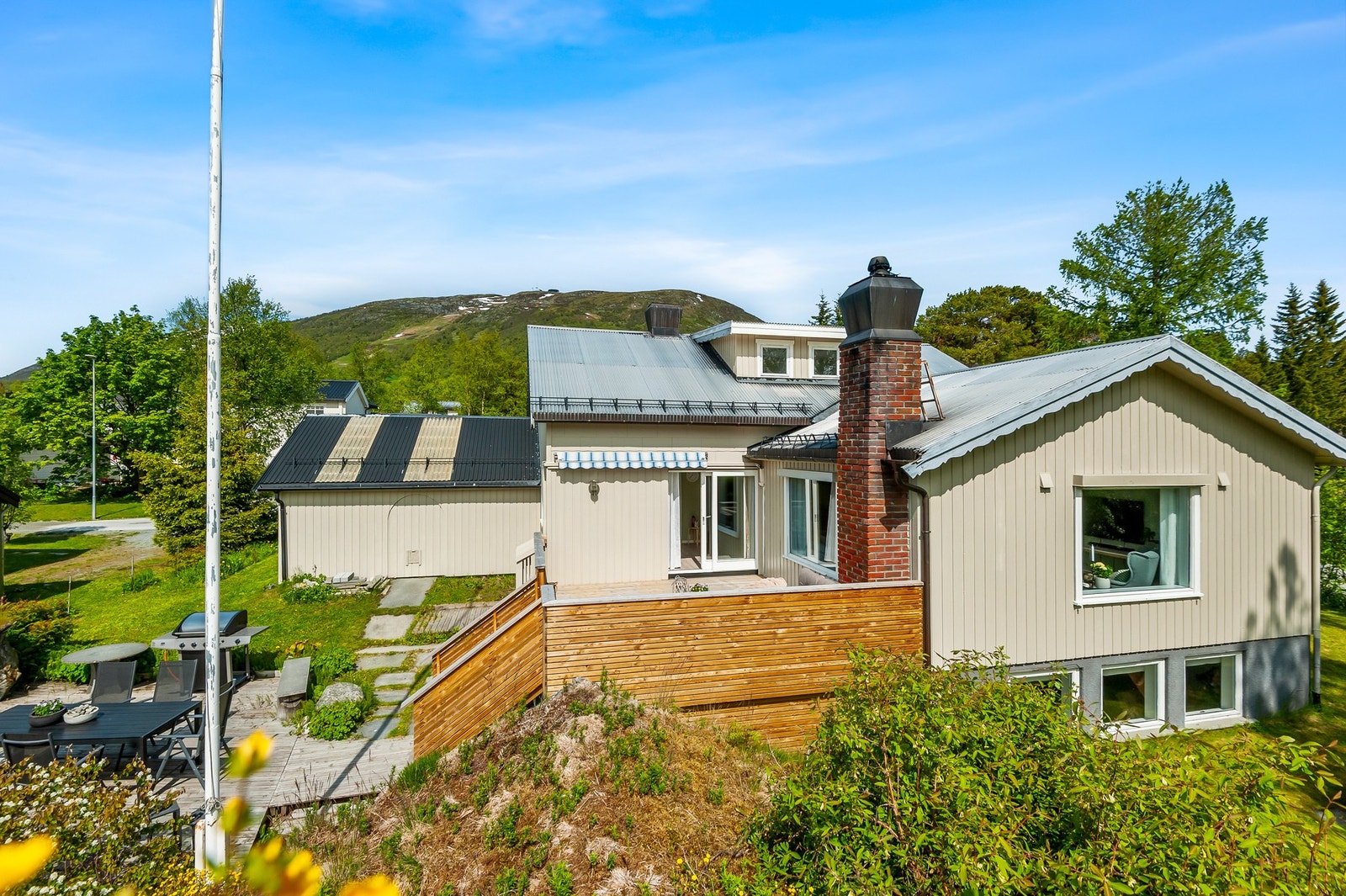 Boligen har en frodig og fin hage som omkranser huset. Galleribilde