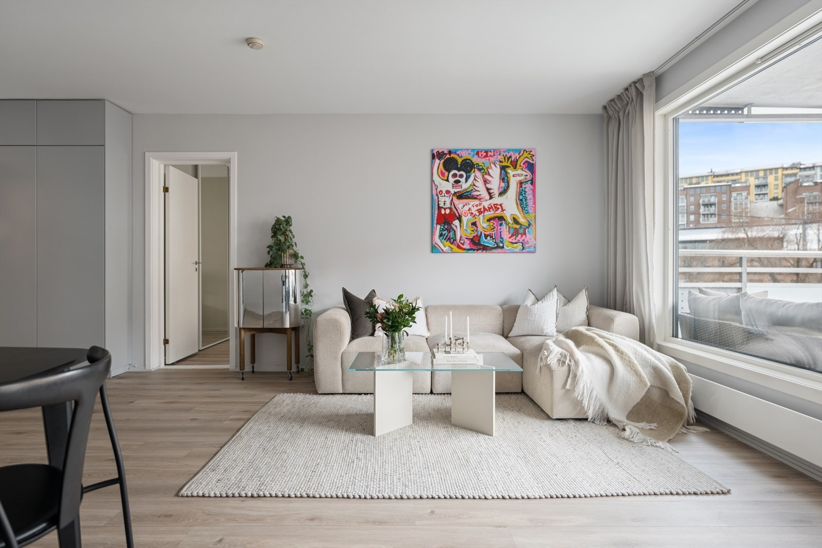 De lyse overflatene og enstavs gulv gir et moderne og harmonisk uttrykk, samtidig som rommet oppleves lett å møblere. Galleribilde