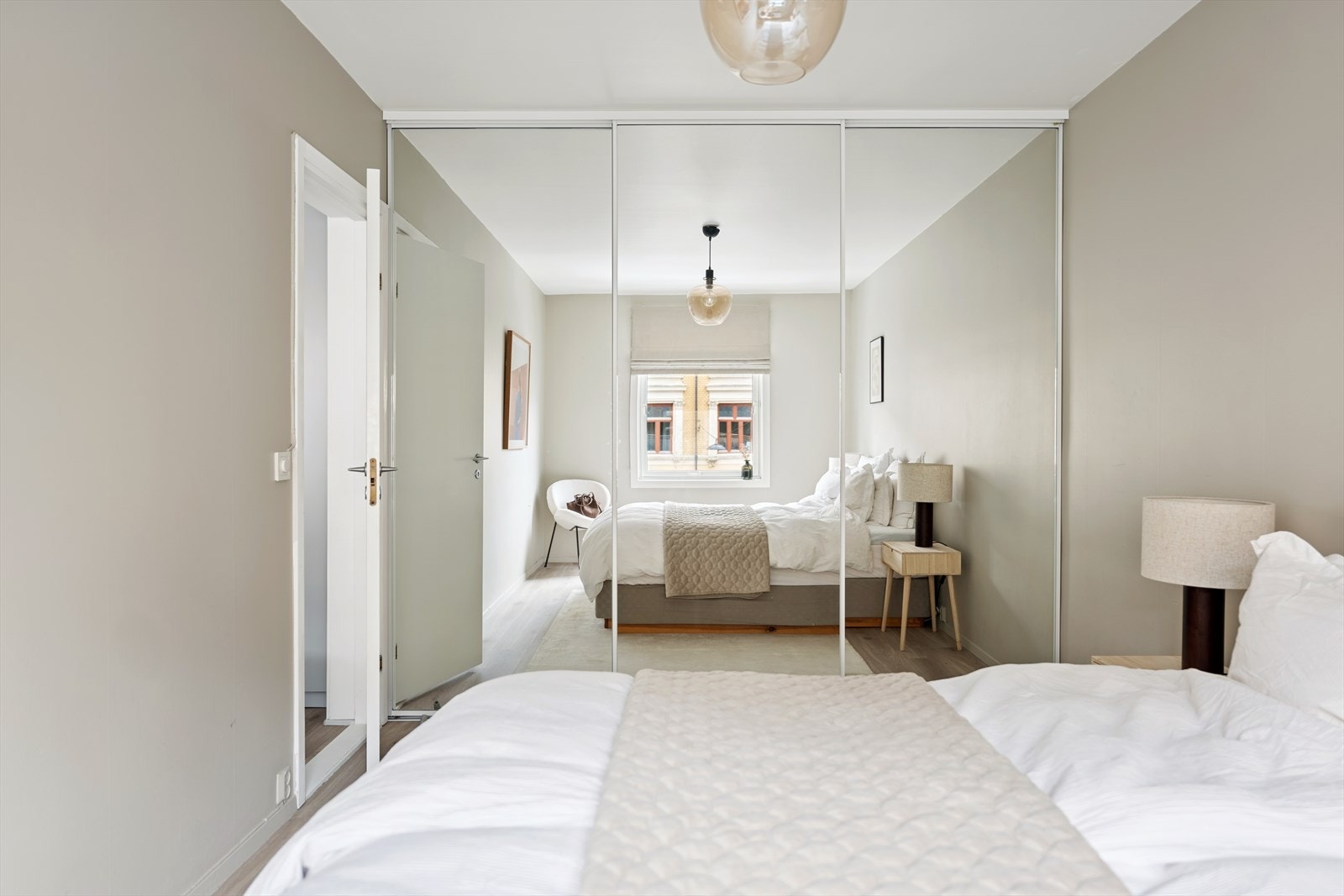 Rommet er praktisk innredet med en skyvedørsgarderobe som gir god oppbevaringsplass og et ryddig uttrykk. Rommet er ekstra romslig og har god plass til dobbeltseng, nattbord og eventuelt ekstra møblement. Galleribilde