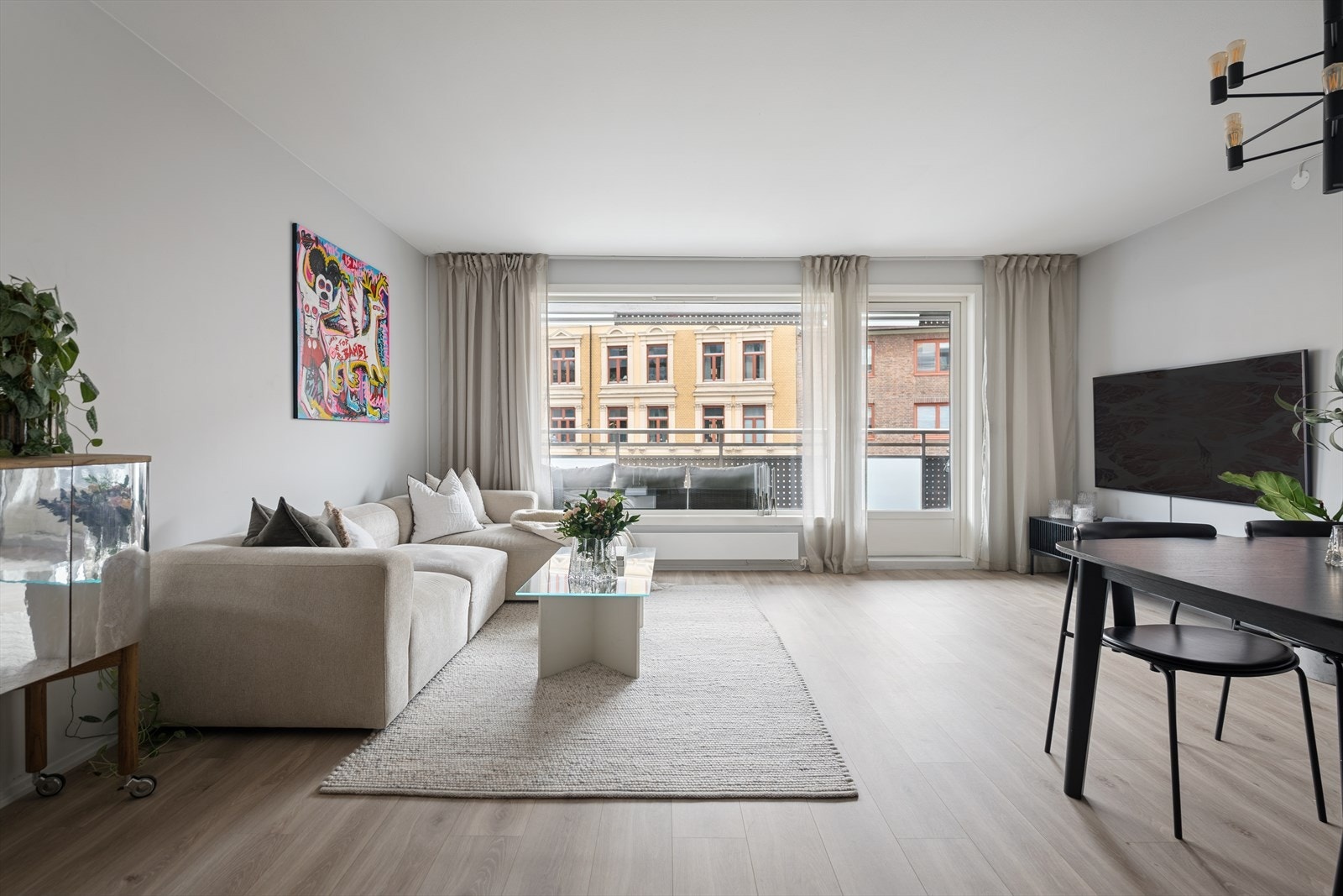 Herlig og romslig stue med store vindusflater og utgang til balkong som gir rikelig med naturlig lys. Galleribilde