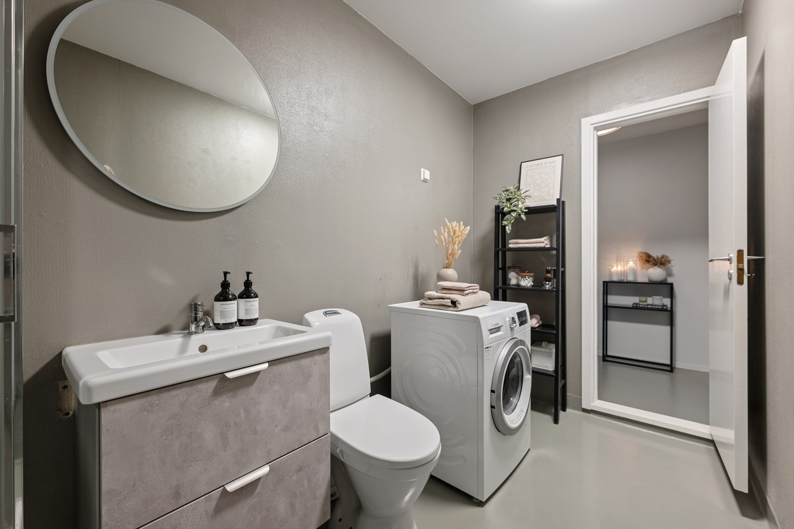 Innredningen består av servantskap med glatte fronter og heldekkende servant, speil med integrert LED-belysning, samt wc og dusjkabinett. Det er opplegg til vaskemaskin. Galleribilde