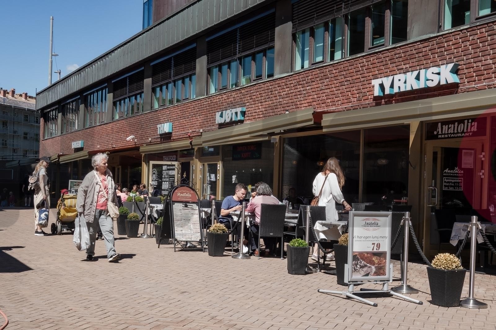 Tøyen Torg med et variert tilbud av butikker, serveringssteder og servicetilbud som dagligvare, apotek, bank og post. Galleribilde