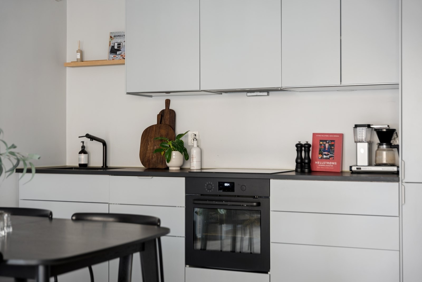 Kjøkkenet er fullt utstyrt med integrert kjøl/frys, oppvaskmaskin, stekeovn og nedfelt platetopp. Galleribilde