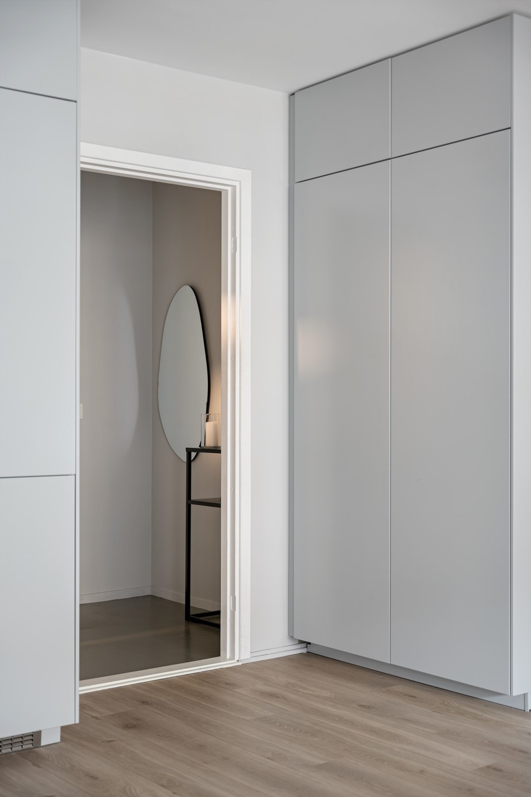 Praktisk plassbygget skap i stuen gir ekstra oppbevaringsplass. Galleribilde