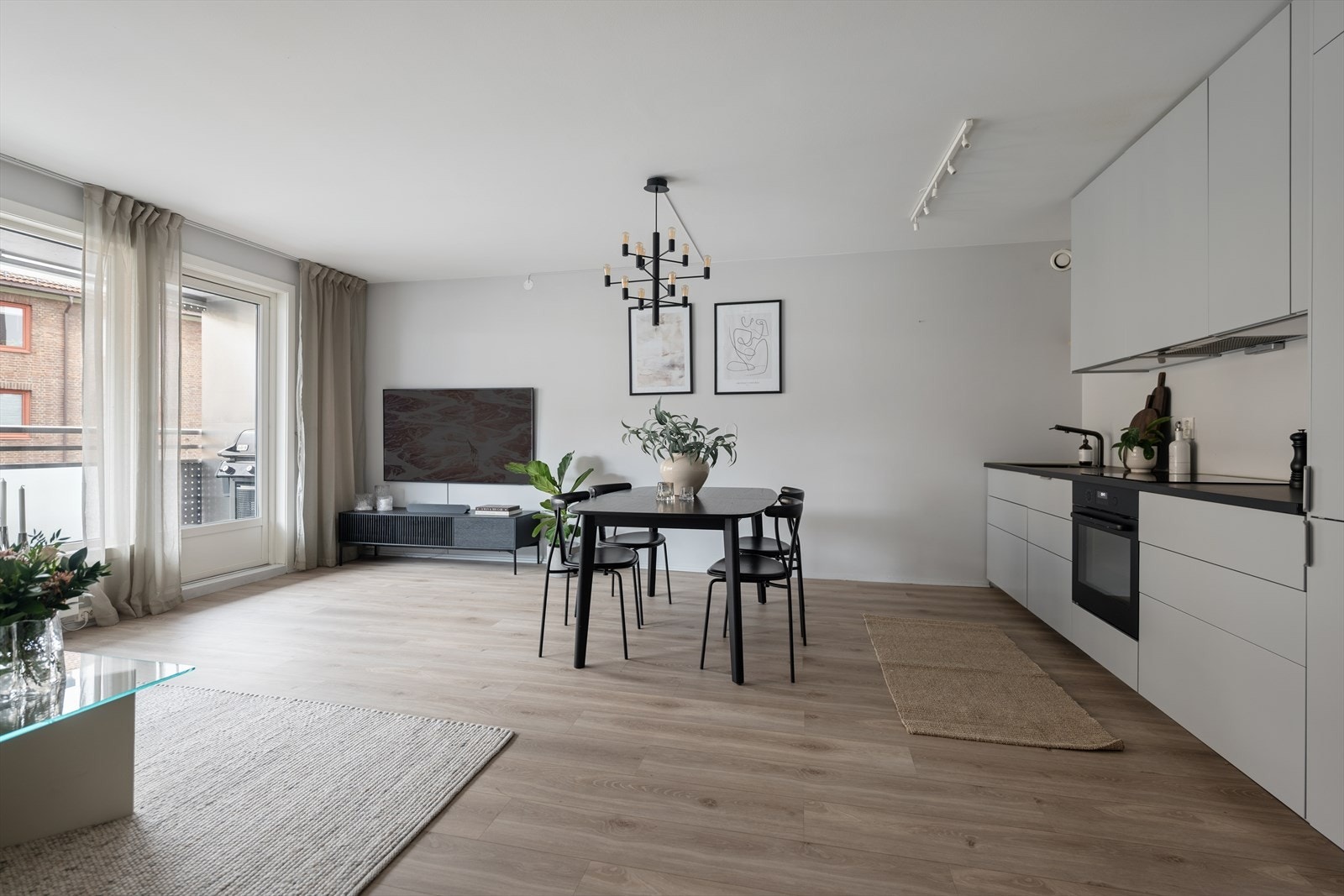 Rommet har en luftig og åpen planløsning med god plass til både spisebord og sofagruppe, noe som gjør det ideelt for både hverdag og sosiale sammenkomster. Galleribilde