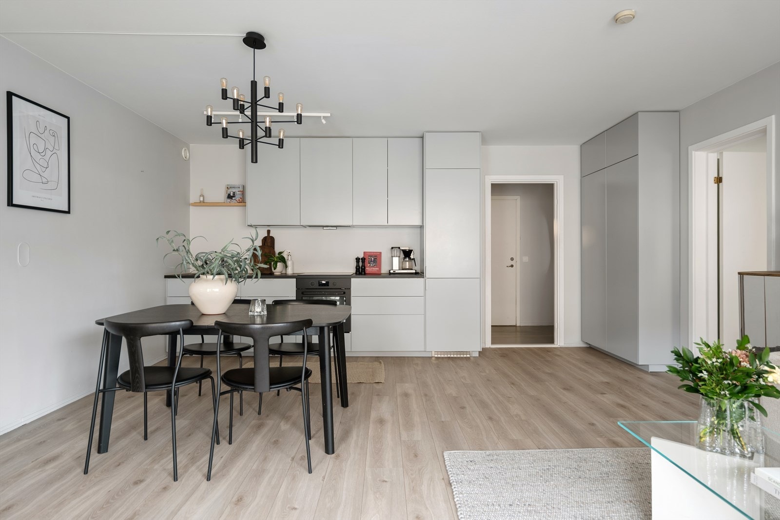 Stilrent kjøkken fra 2021 i åpen løsning mot stuen, med glatte fronter som gir et moderne og tidløst uttrykk. Galleribilde