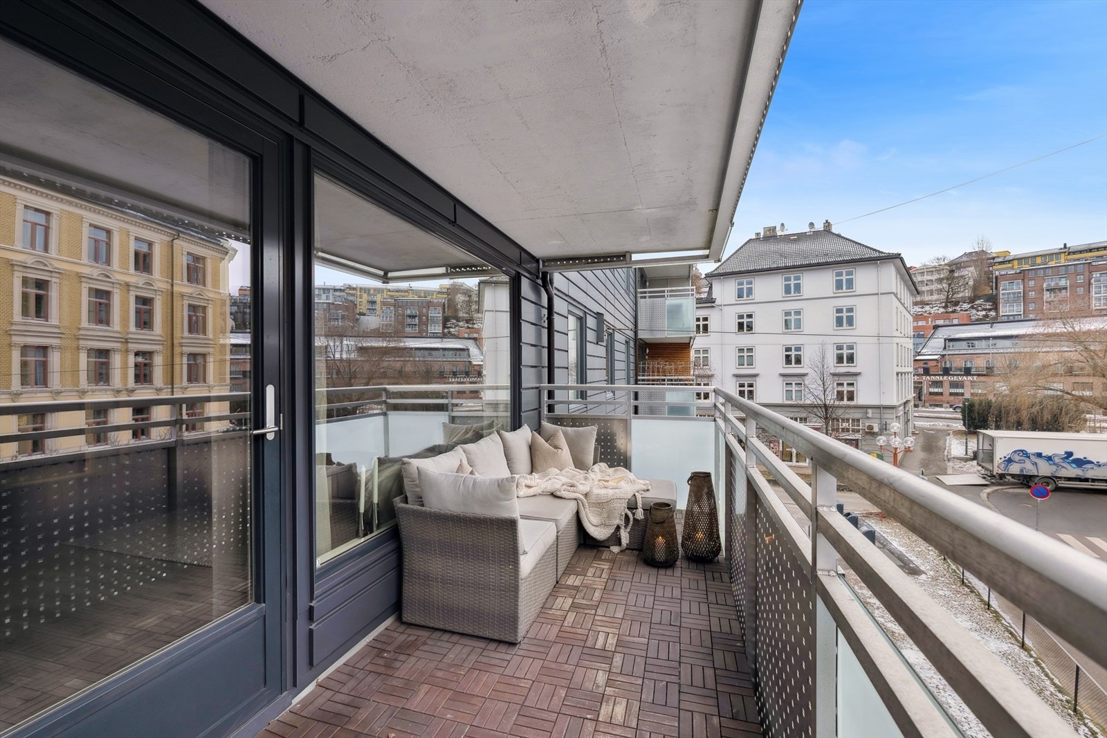 Sørøstvendt balkong på ca. 9 kvm som gir flotte solforhold fra morgen til tidlig ettermiddag. Det er tilgang til felles hage med pergola for beboerne med sol utover kvelden. Galleribilde