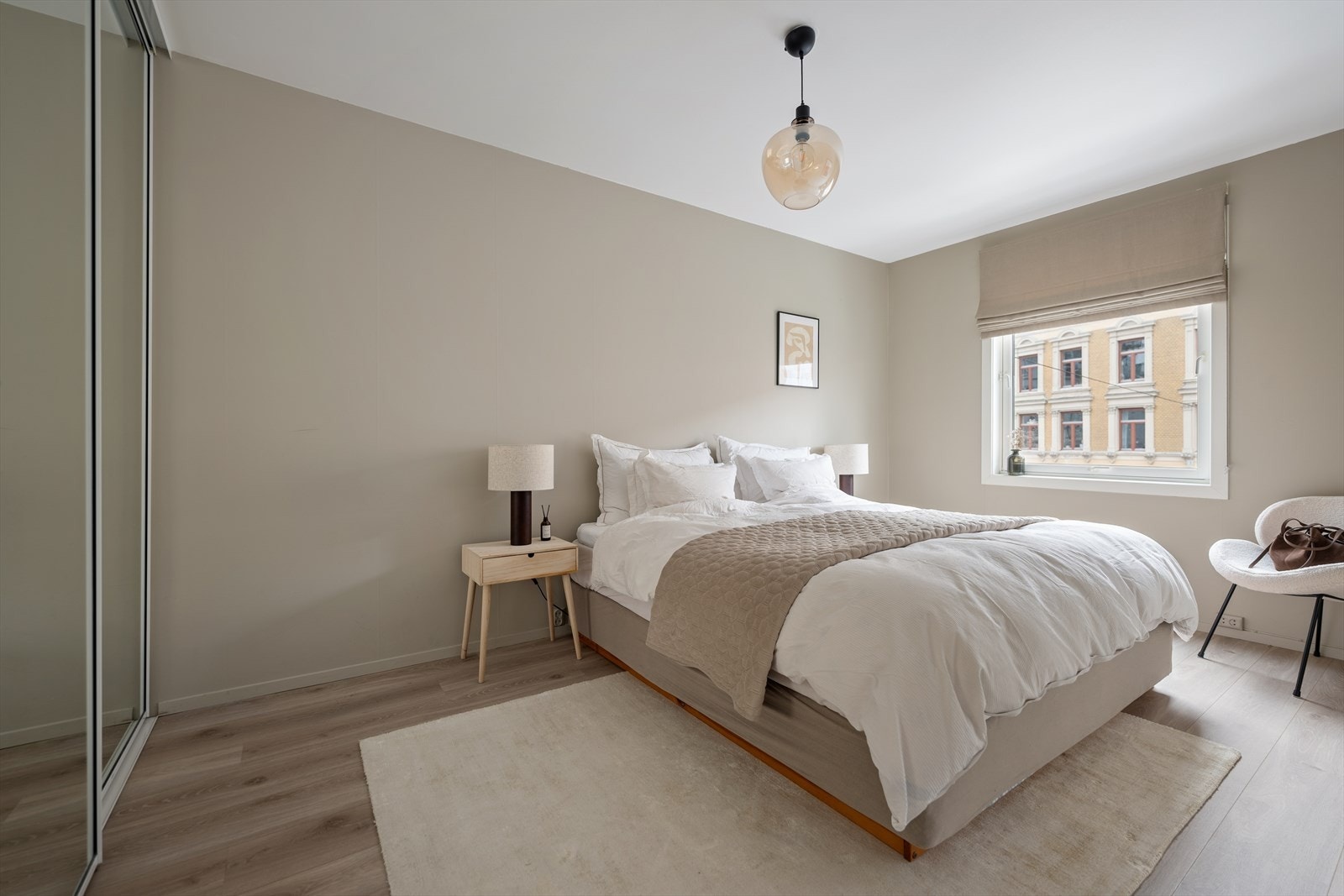 Leiligheten har et innbydende soverom, malt i delikat fargetone som skaper en rolig og behagelig atmosfære. Galleribilde