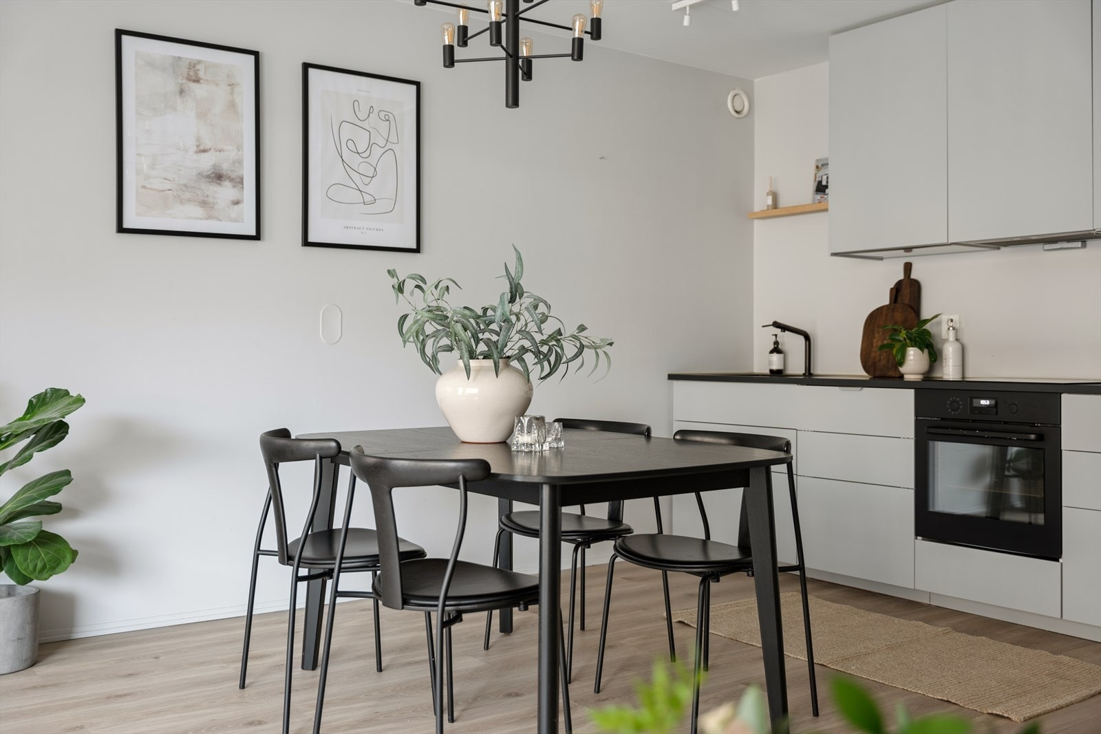 Den åpne løsningen gir gode lysforhold og en sosial sone mellom kjøkken og oppholdsrom. Det er plass til et langstrakt spisebord for hyggelige sammenkomster. Galleribilde