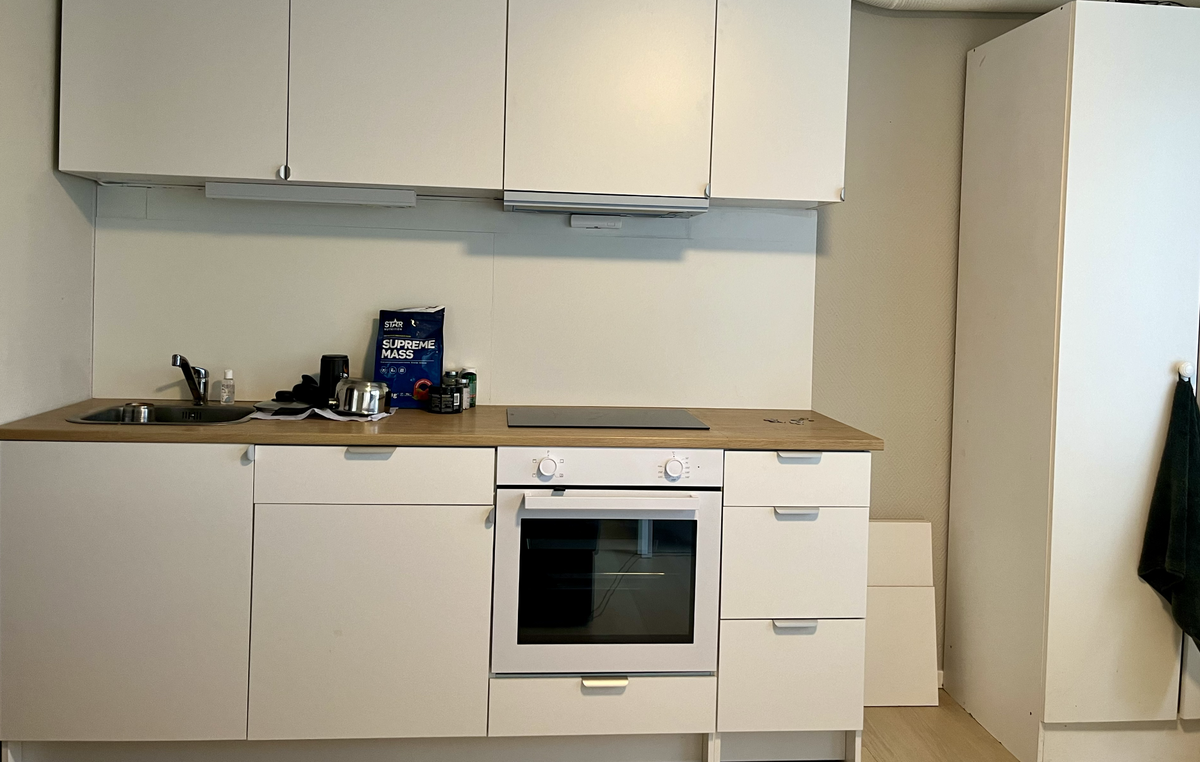 Kjøkkenet har full-size ovn og induksjonstopp - variasjoner kan forekomme Galleribilde