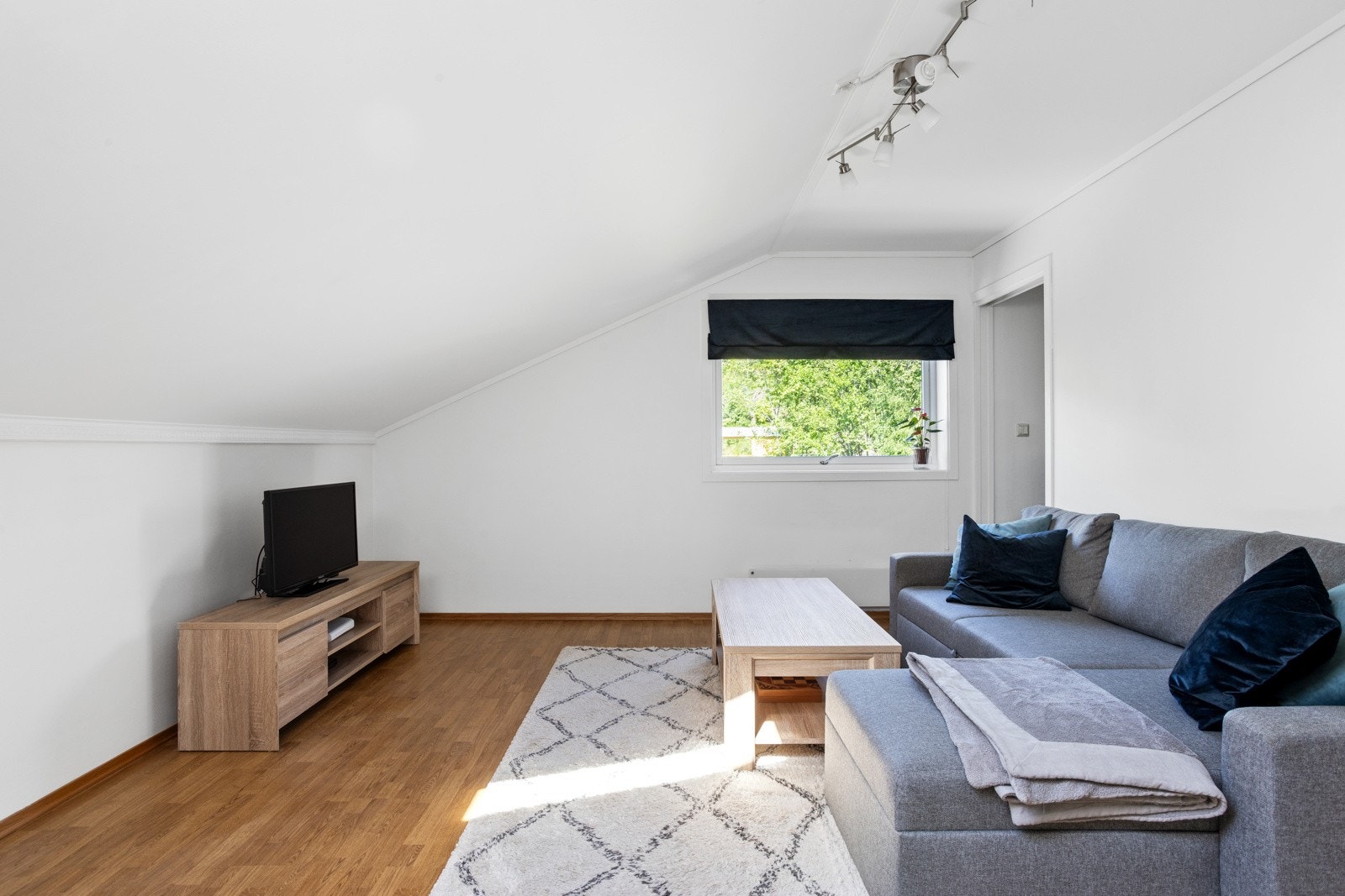 Stue med gulvflater belagt med laminat. Vegg- og himlingsflater i malte flater. Galleribilde