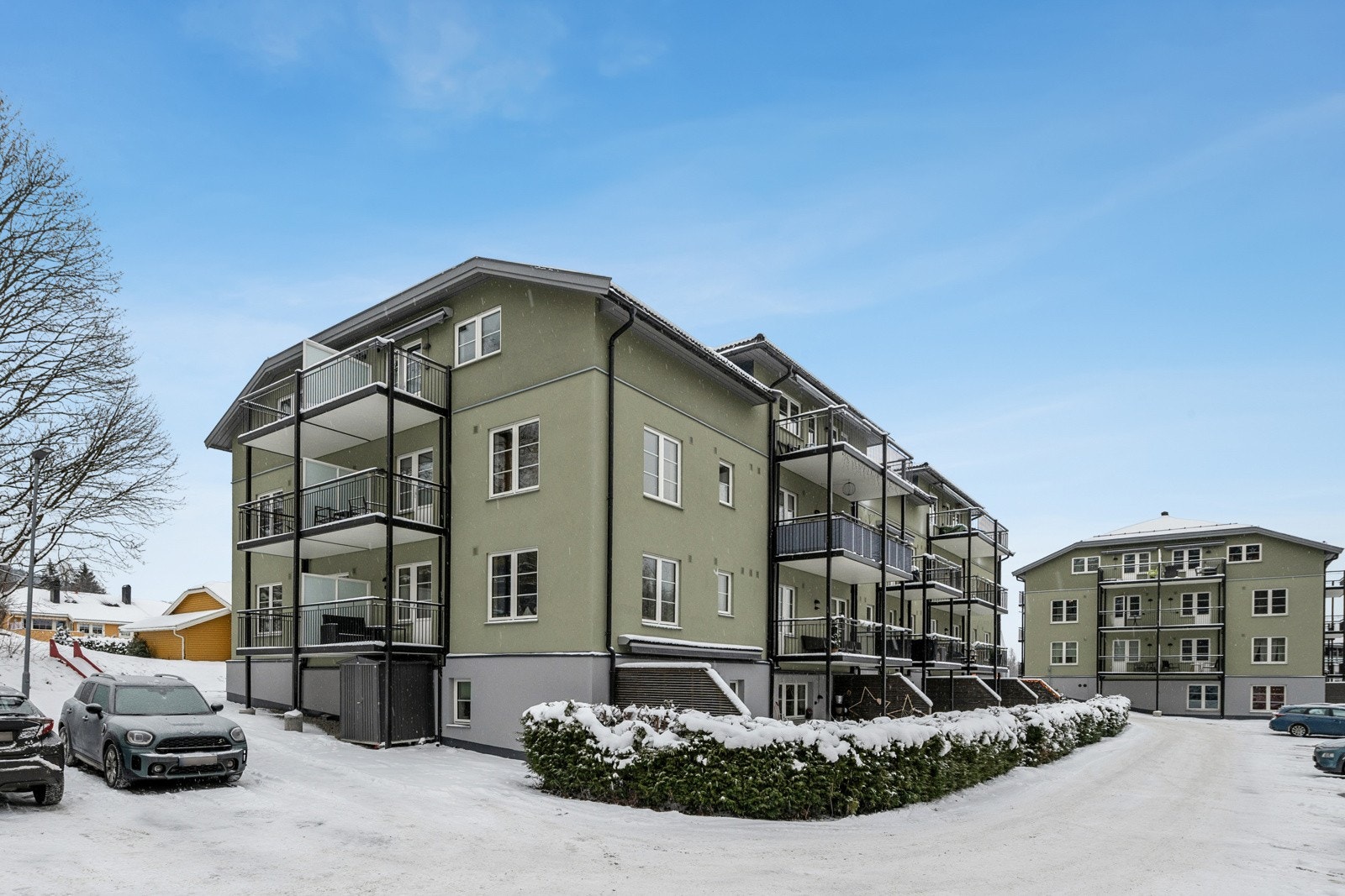 Leiligheten disponerer en biloppstillingsplass på borettslagets tomt. Galleribilde