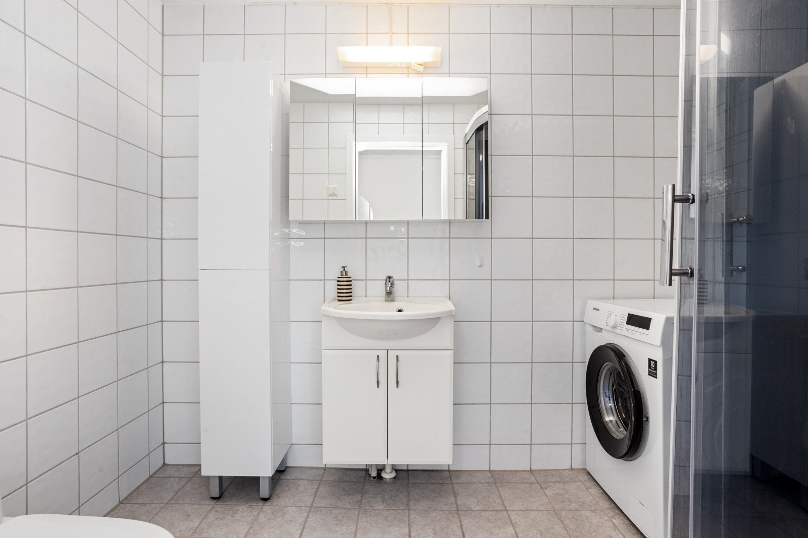 Baderom med flislagt gulv med gulvvarme og flislagte vegger Galleribilde