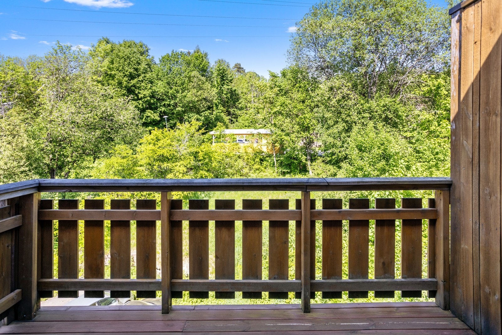 Flott 2-roms toppetasjeleilighet i nærheten av Lierbyen sentrum. Kort vei til turmuligheter via Fosskollen og videre mot Kjekstadmarka Galleribilde