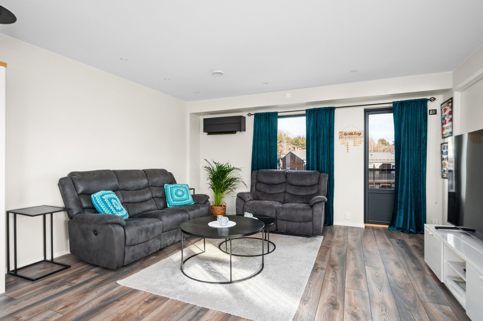 Fra stuen er det utgang til solrik balkong. Galleribilde