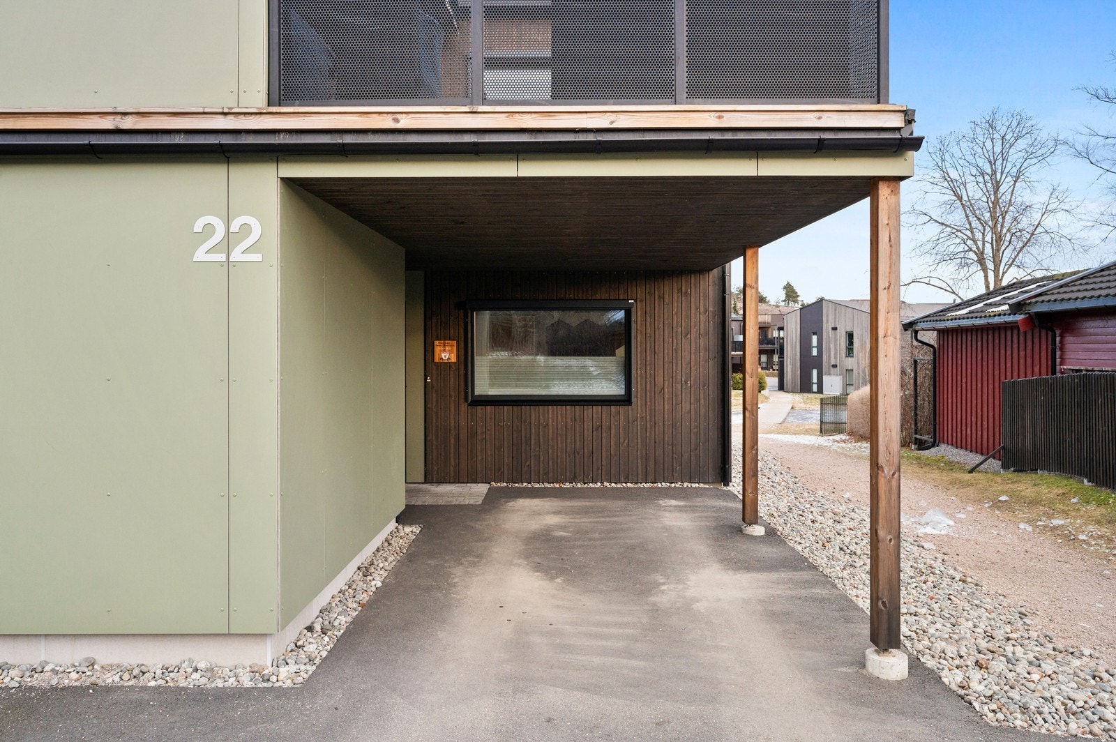 Boligen har egen carport med bodplass. Galleribilde