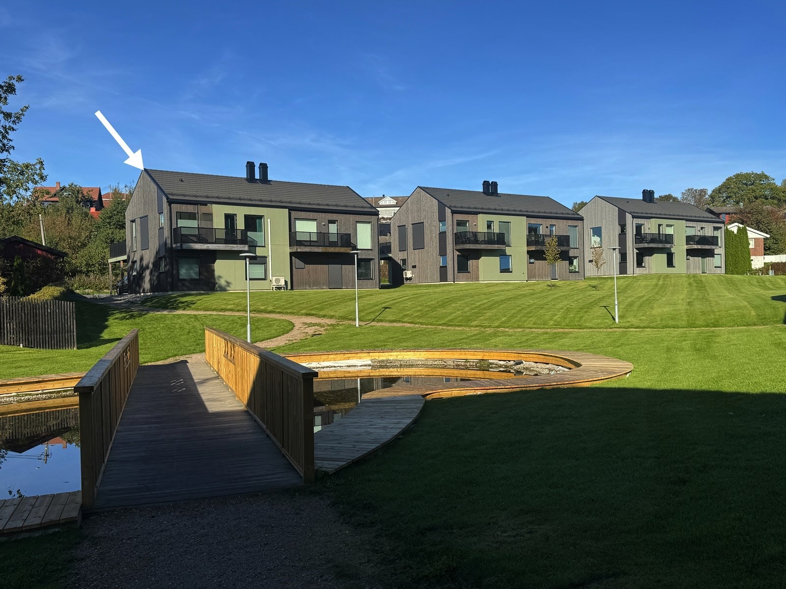 Eiendommen har en familievennlig og attraktiv beliggenhet i et veletablert boligområde. Galleribilde