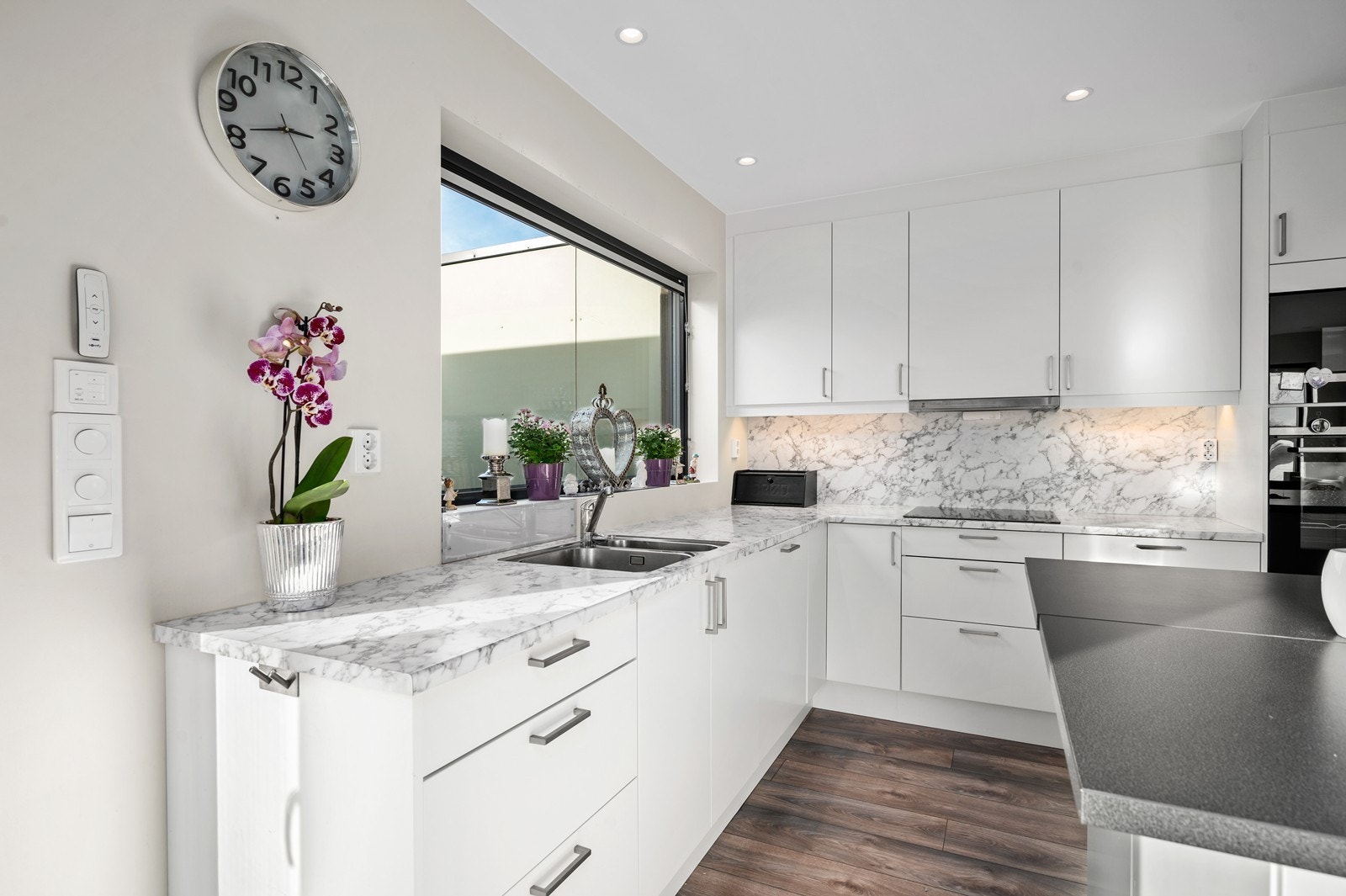 Godt med skap- og benkeplass. Galleribilde