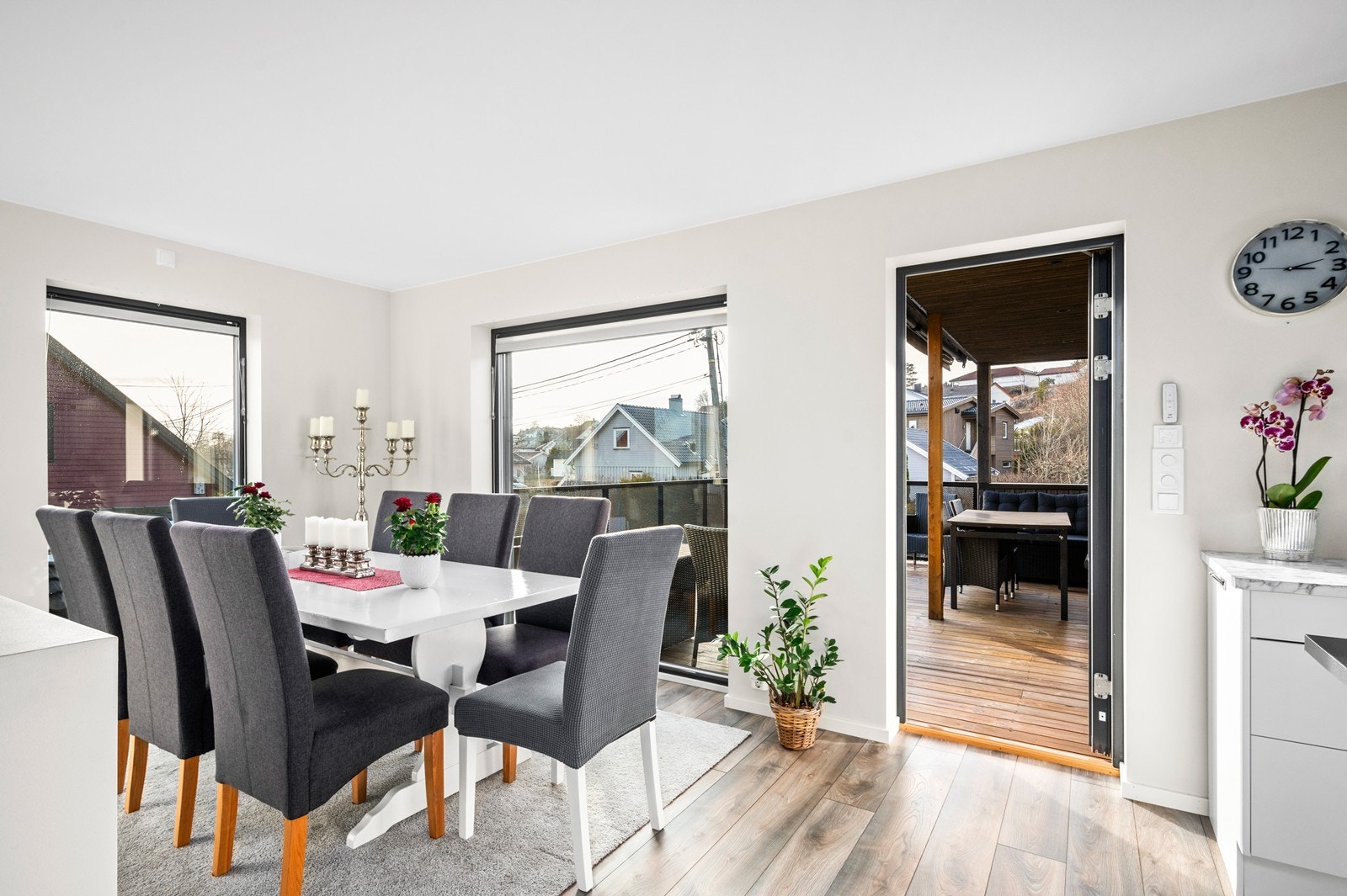 Fra kjøkkenet er det utgang til nydelig uteplass. Galleribilde