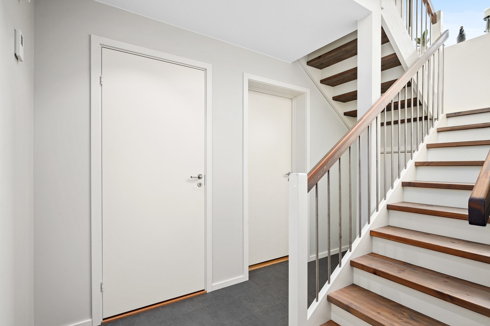 Trapperommet opp til 2.etasje har rikelig med naturlig lysinnslipp. Galleribilde