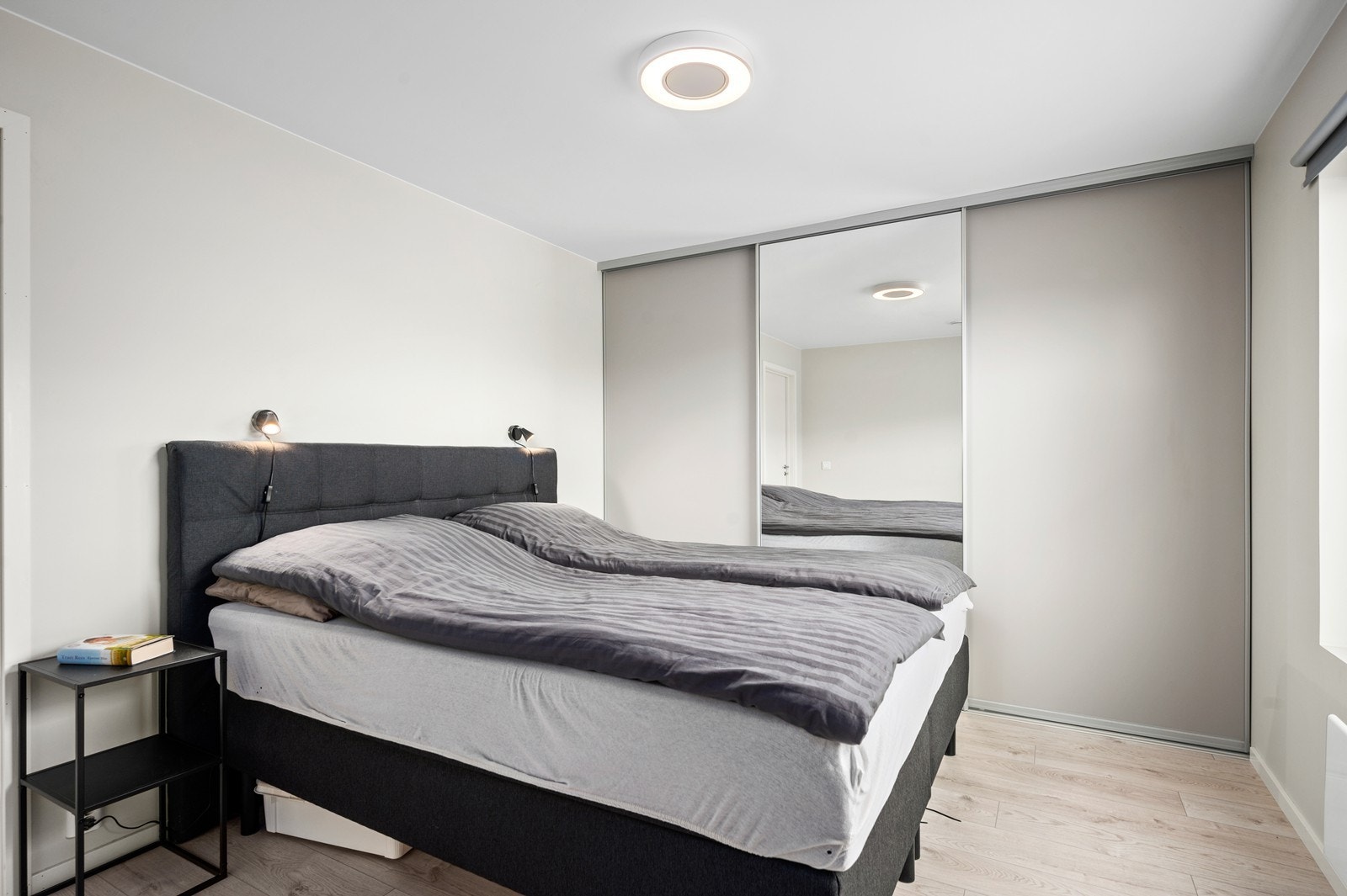 Hovedsoverommet i 1.etasje har god plass til både dobbeltseng og tilhørende møbler. Galleribilde