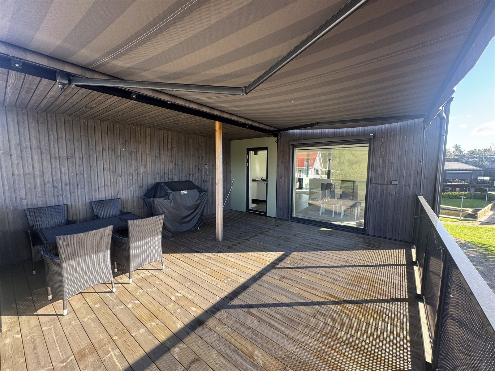 Bilde som viser markisen helt utstrakt. Galleribilde