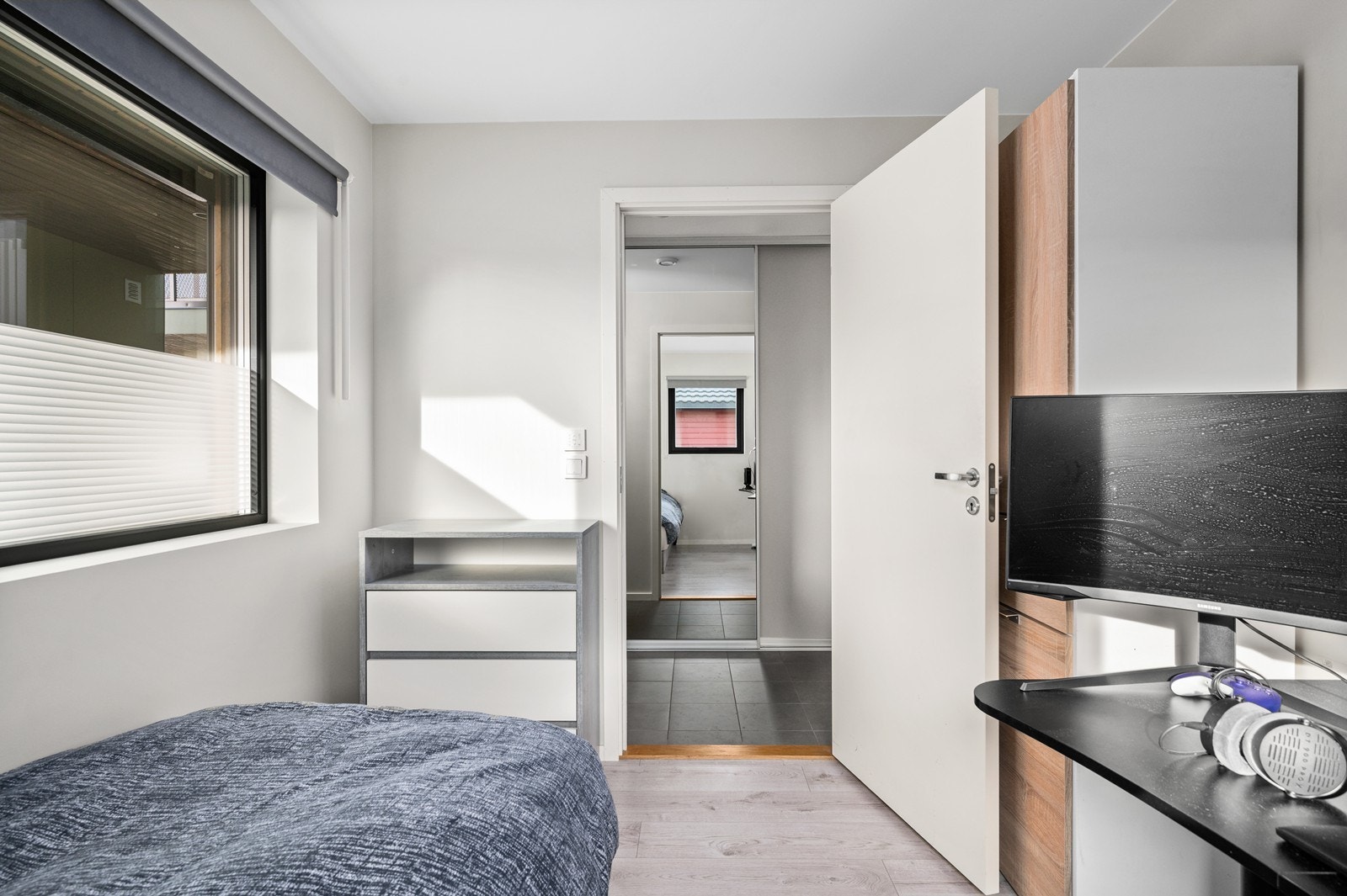 Her er det god plass til seng og andre tilhørende møbler. Galleribilde