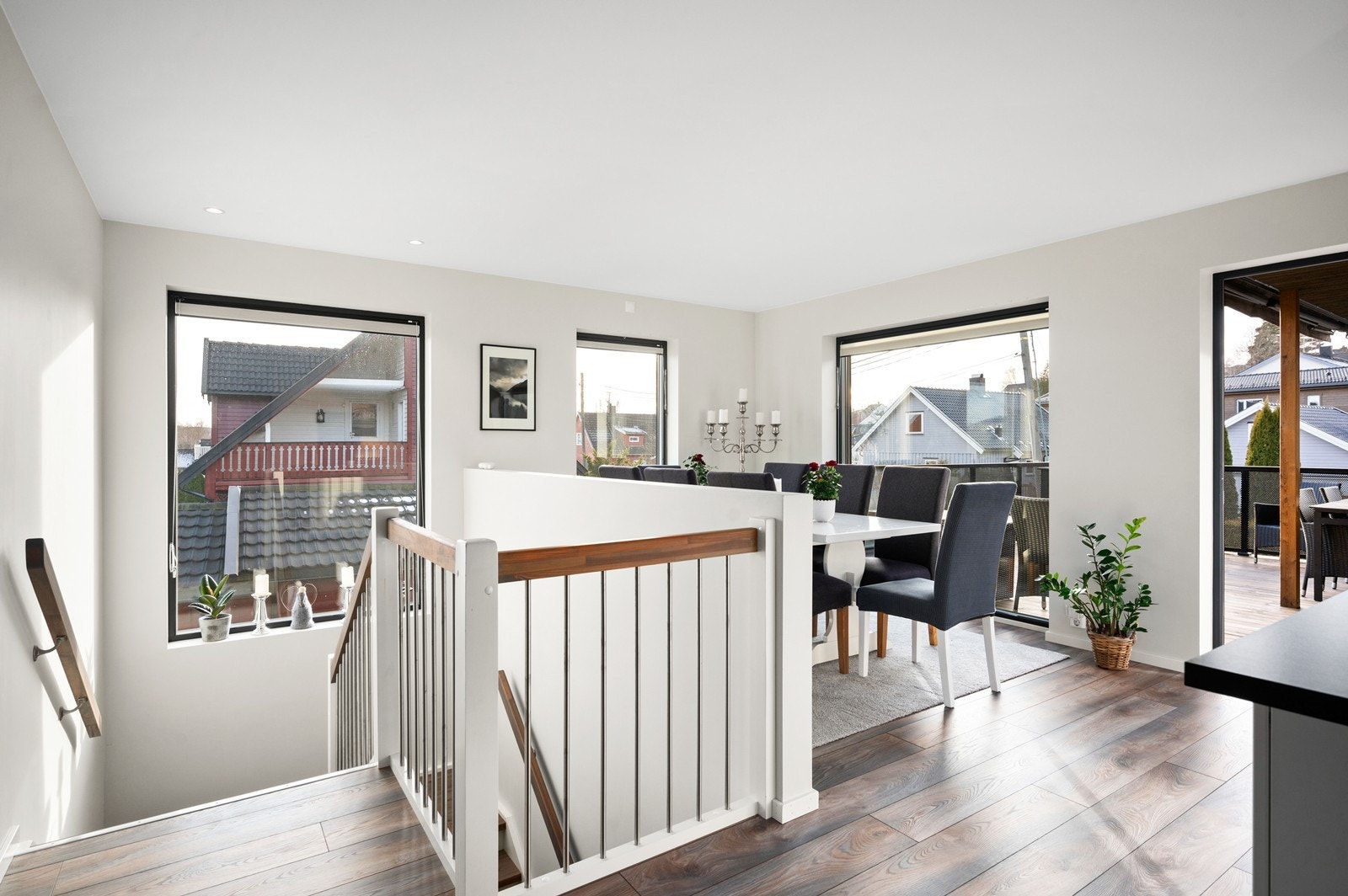 Vinduene i spisestuen og trapperommet er utstyrt med screens, som gjør det enkelt å justere lysmengden. Galleribilde