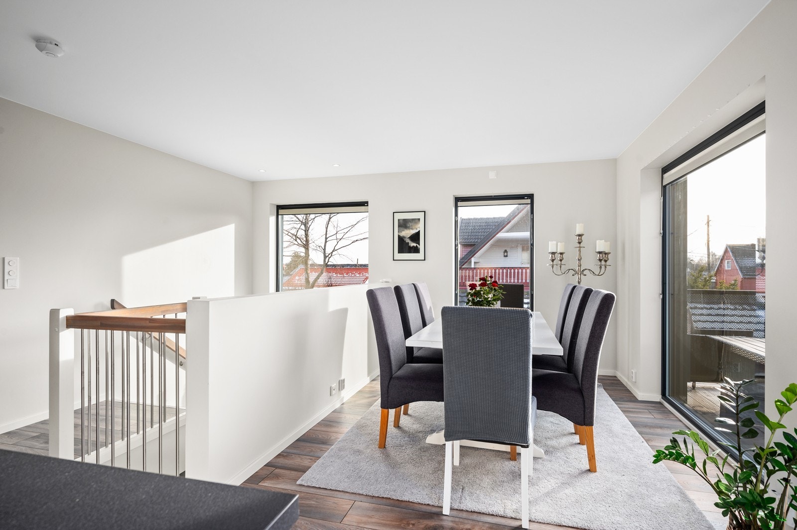 Spisegruppen er praktisk plassert nært kjøkkenet, noe som gjør det enkelt å servere og nyte måltider. Galleribilde