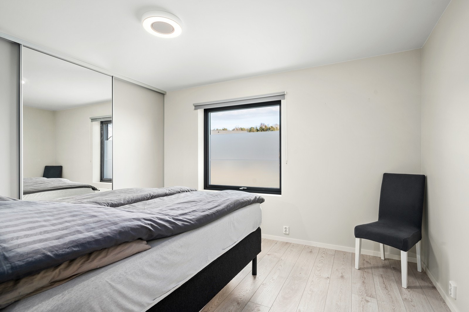 Soverommet er innredet i lune, behagelige fargetoner og har godt med lysinnslipp som enkelt kan justeres med screens. Galleribilde