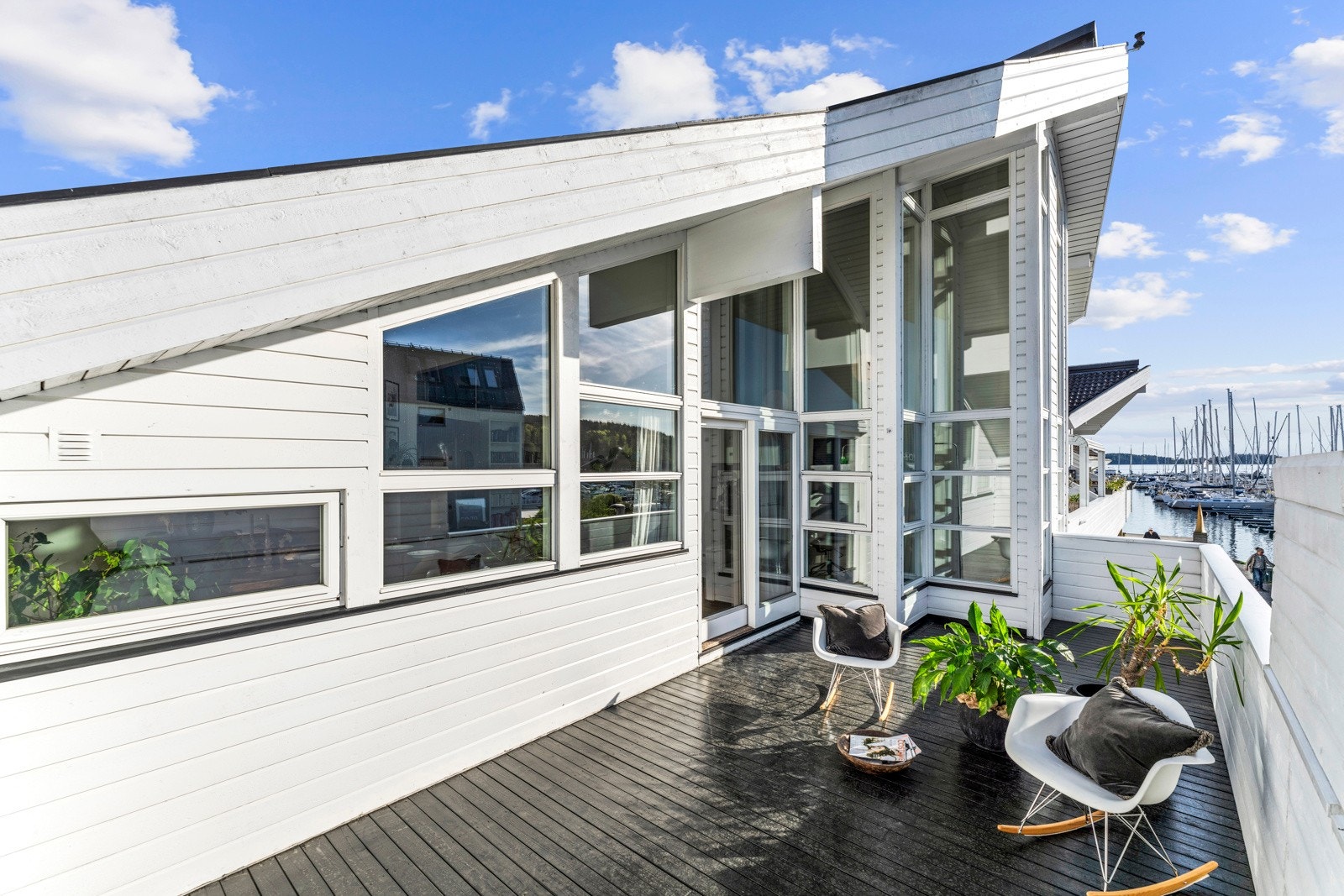 Stor og solrik terrasse med sjøutsikt. Galleribilde