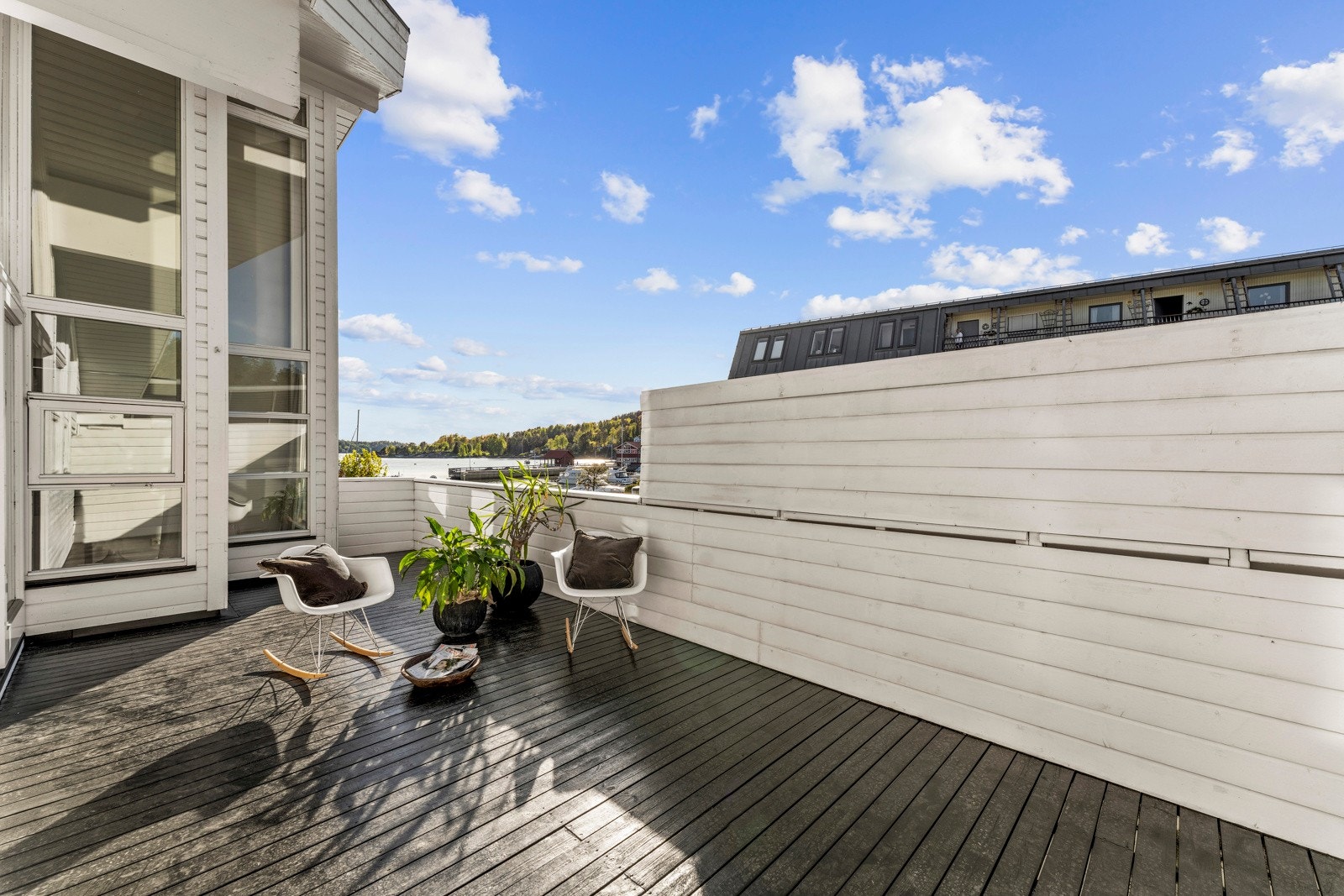 Flott fjordutsikt mot sør. Her kan du holde øye med båten fra verandaen. Galleribilde