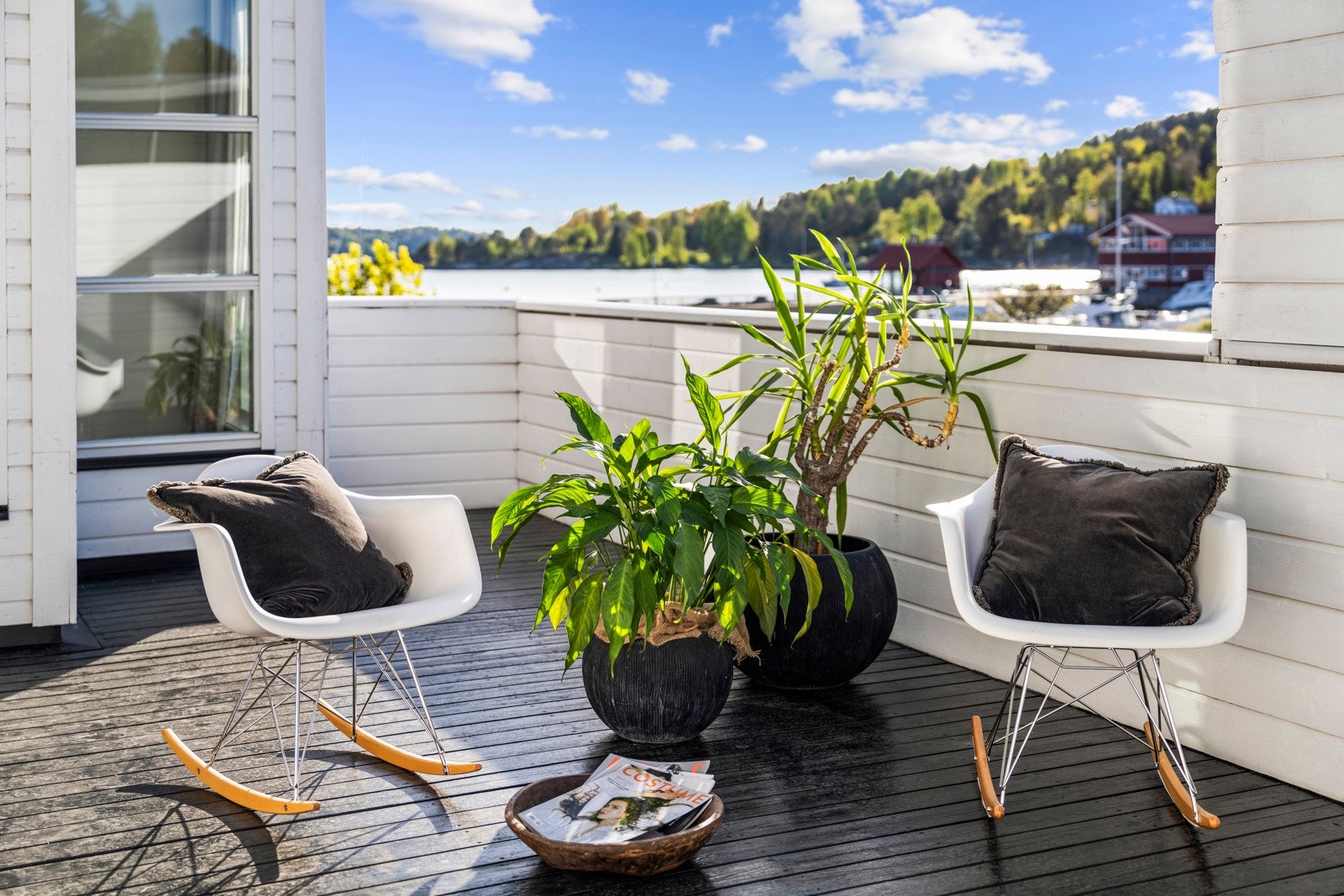 God plass og gode møbleringsmuligheter, ute som inne. Galleribilde