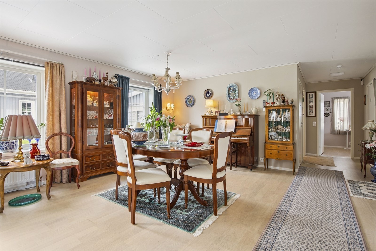 Spisestuen har god plass til langbord og inviterer til hyggelige måltider med familie og venner. Galleribilde