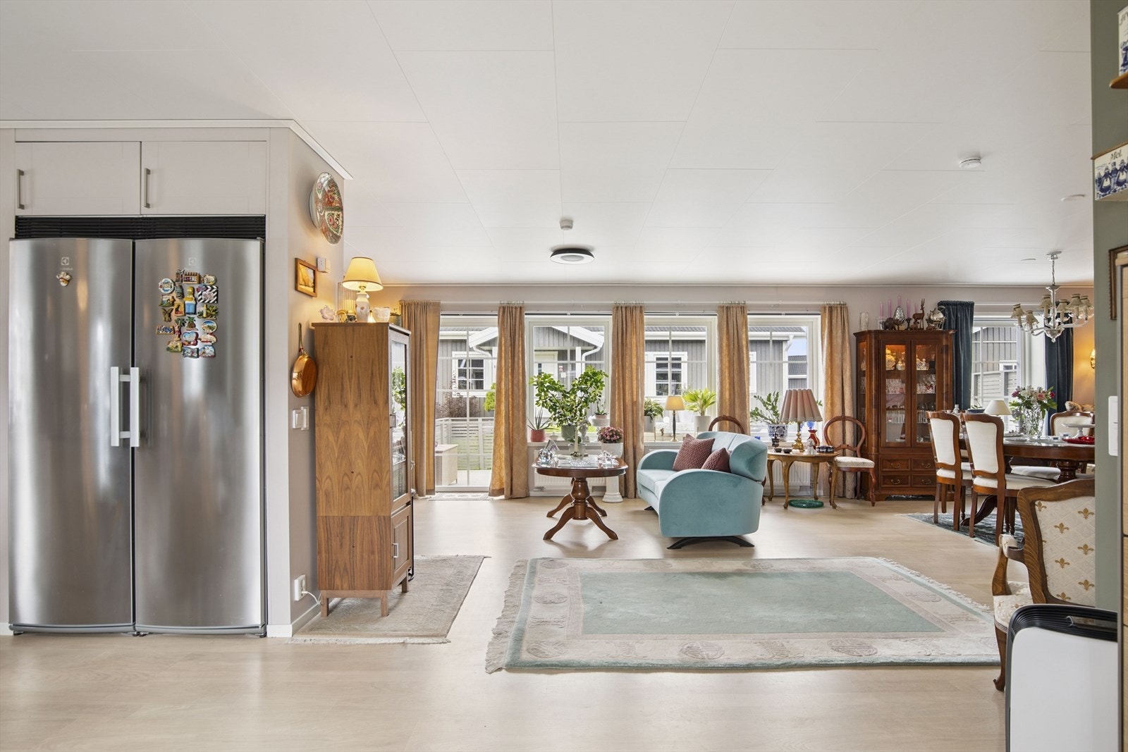 Åpen stue/kjøkkenløsning danner et sosialt og trivelig allrom. Galleribilde