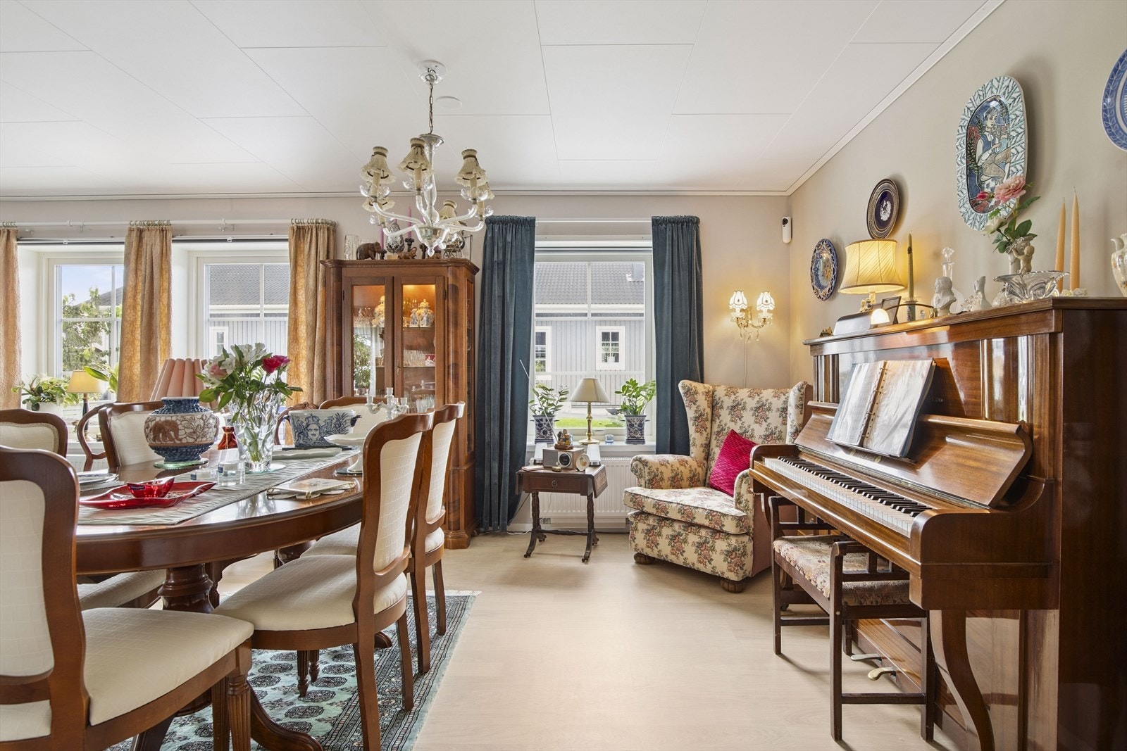 God plass til stort spisebord og tilhørende møblement Galleribilde