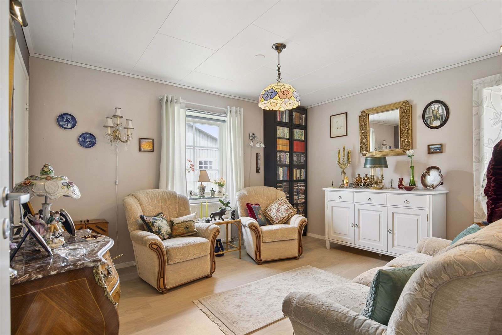 Hovedsoverom med plass til stor seng og flere garderobeløsninger for optimal komfort. Rommet benyttes i dag som ekstra stue. Galleribilde