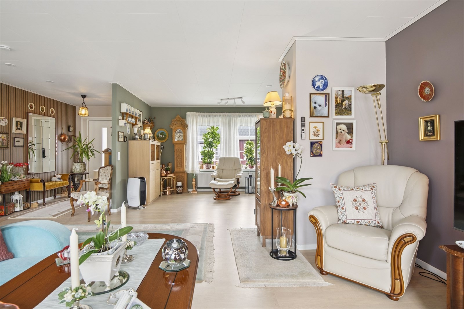 Gjennomgående planløsning gir et sosialt hjem med fin flyt mellom entré, stue og kjøkken. Galleribilde