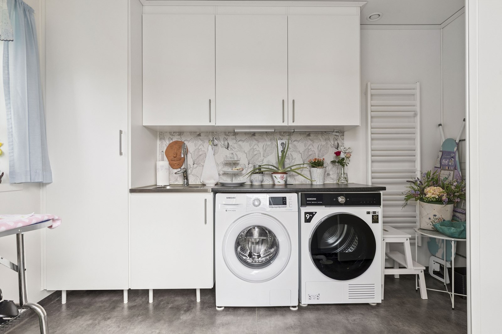 Romslig vaskerom med benkeinnredning, utslagsvask og opplegg for både vaskemaskin og tørketrommel. Adkomst fra kjøkken, samt egen dør ut til hagen. Galleribilde