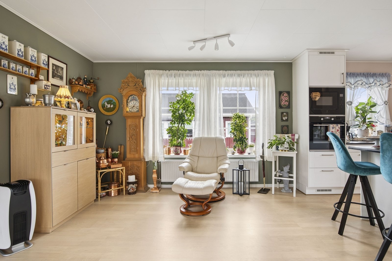 Koselig hjørne ved kjøkkendelen danner en fin plass for lesekrok eller en liten sittegruppe, og her har du også utsyn til hagen. Galleribilde